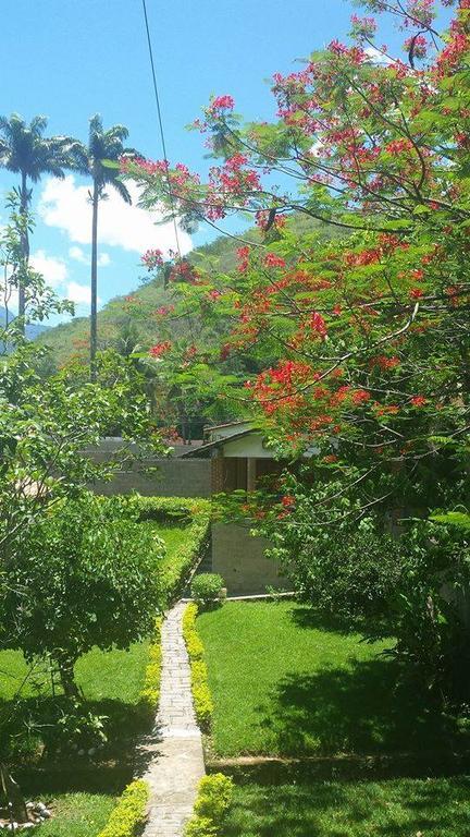 Отель Sitio Cantinho Da Paz Кашуэйрас-ди-Макаку Экстерьер фото